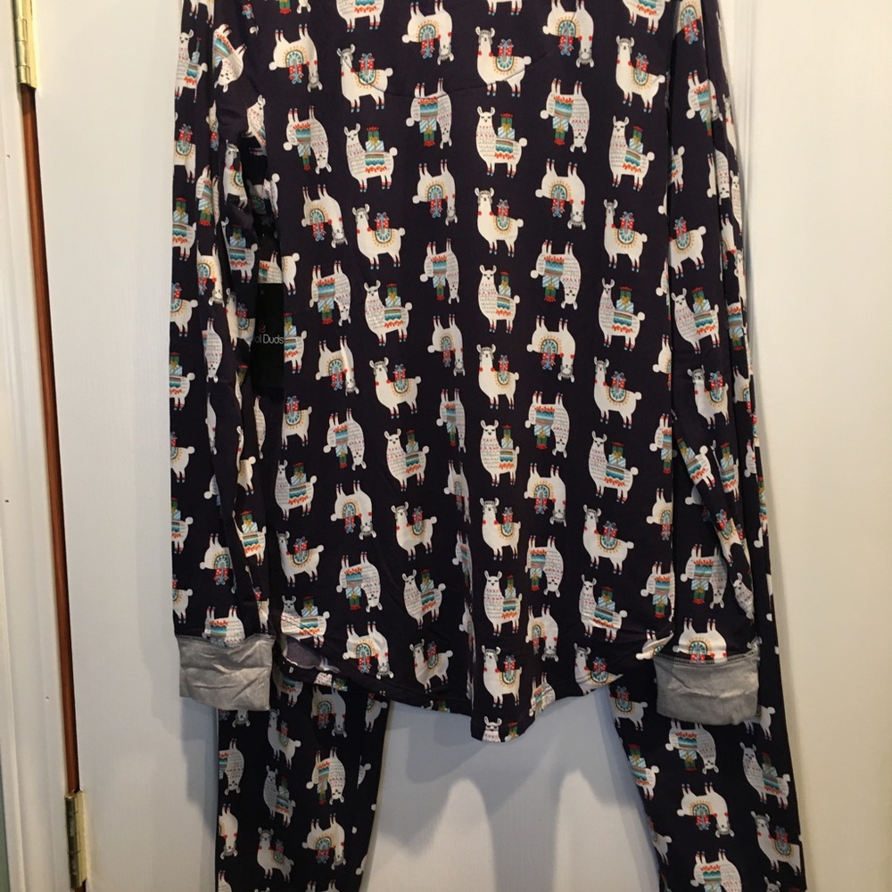 Woman’s pajamas - Picture 2 of 2
